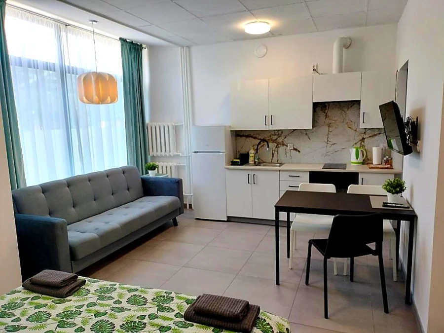 Apartament Standard Fine Stay - jasne wnętrze z designerską fototapetą i kolorowymi zasłonami