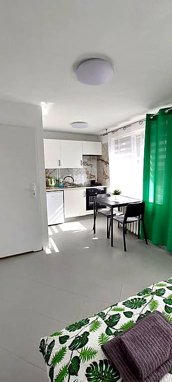 Apartament z musztardowymi zasłonami