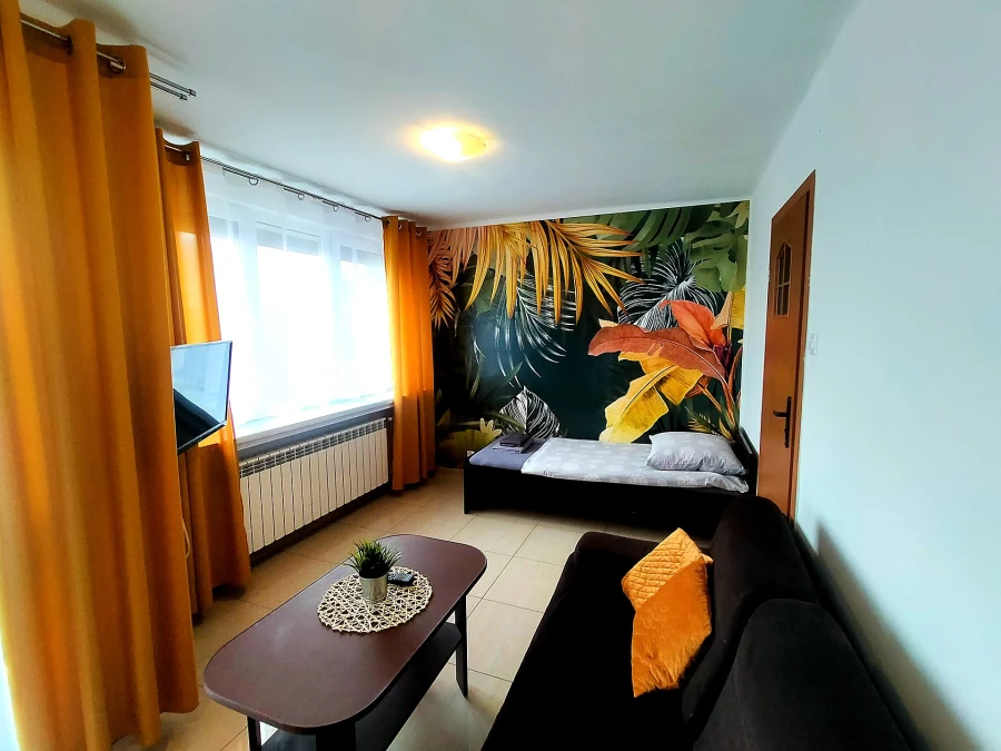 Sypialnia z designerską fototapetą - ptaki i motyle